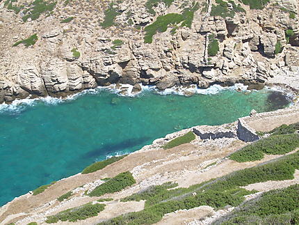 Trou d'eau turquoise à Amorgos