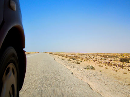 Route en bitume entourée de désert en Mauritanie !