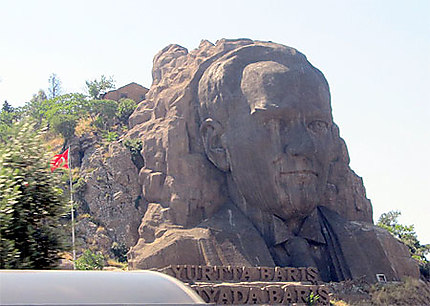 Atatürk dans la roche