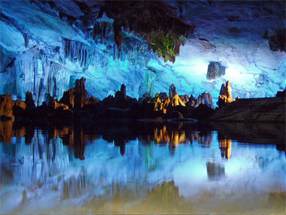 La grotte des Flûtes de Roseaux