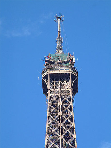 Zoom sur le haut de la Tour Eiffel