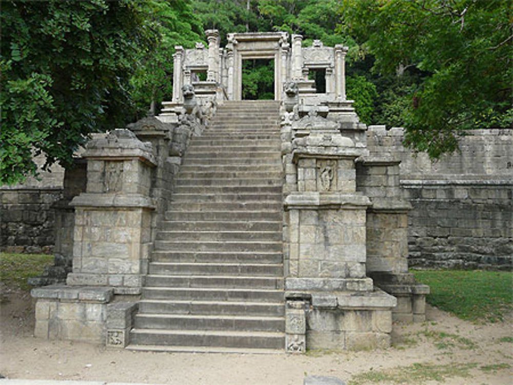 Vers le temple de la dent