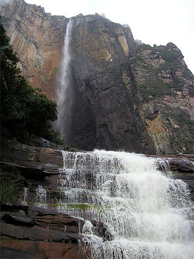 Le Salto Angel vu de sa base, et la cascade Le Salto Angel vu de sa base, et la cascade