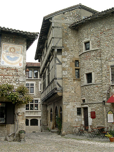 Pérouges - Place des Halles Pérouges - Place des Halles