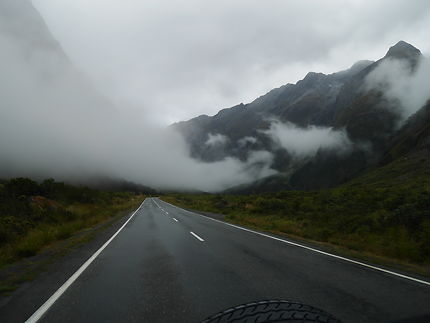 Route nuageuse en Nouvelle-Zélande