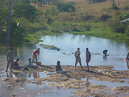 Les malgaches dans la rivière Ilakaka