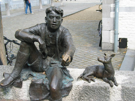 Pieke et son chien Maoke, rue Stokstraat Pieke et son chien Maoke, rue Stokstraat
