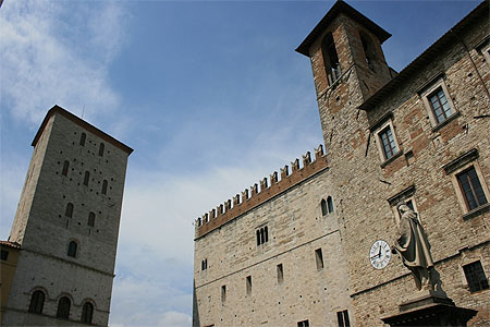 Piazza Garibaldi à Todi Piazza Garibaldi à Todi
