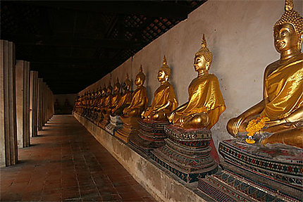 Intérieur d'un temple à Chiang Maï