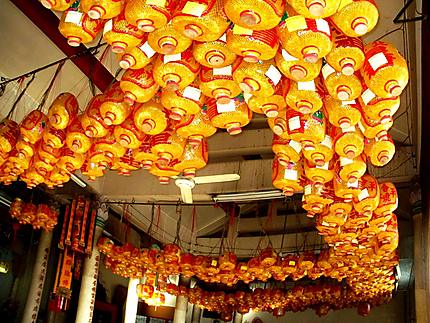 Lanternes au temple Sawangbiboon
