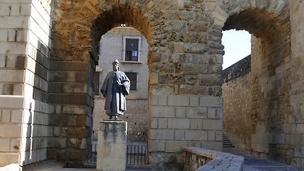 Statue d’Averroès devant la porte de Séville