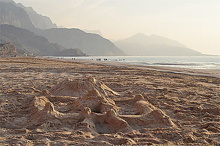 Château de sable sur la plage de Al Jery