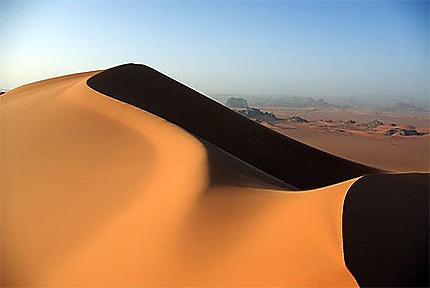 Le soleil levant sur les dunes de Tin Merzouga