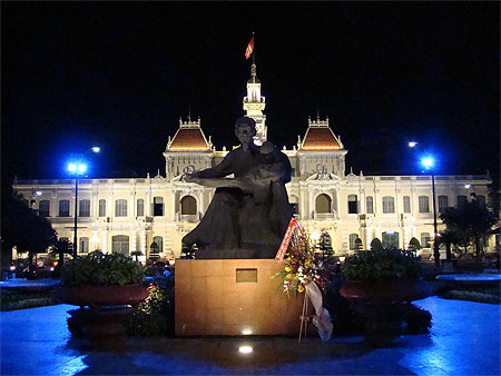 La mairie de Saigon by Night La mairie de Saigon by Night