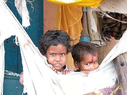 Enfant des rues à Varanasi