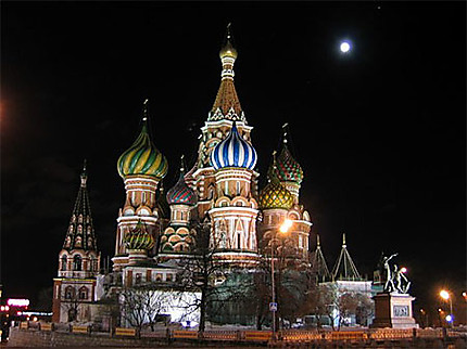 Basilique de nuit sur la Place Rouge