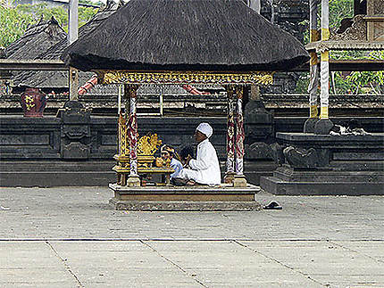 Prière au Temple de Pura Besakih