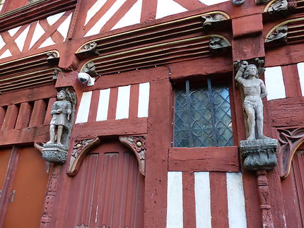 Les deux statues de la maison de Rennes 