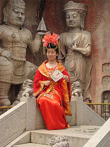 Chinoise revêtant l'habit traditionnel