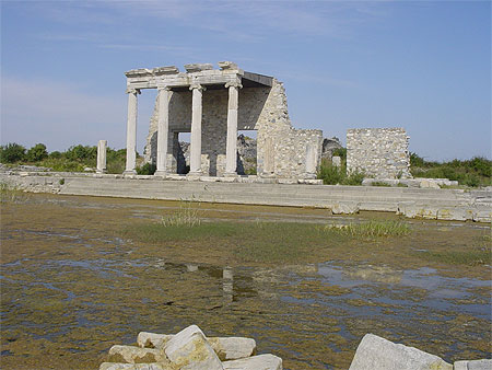 Stoa ionique sur la voie Sacrée Stoa ionique sur la voie Sacrée