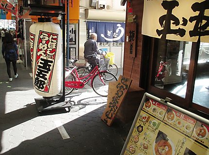 Scène de rue du marché Kuromon Ichiba