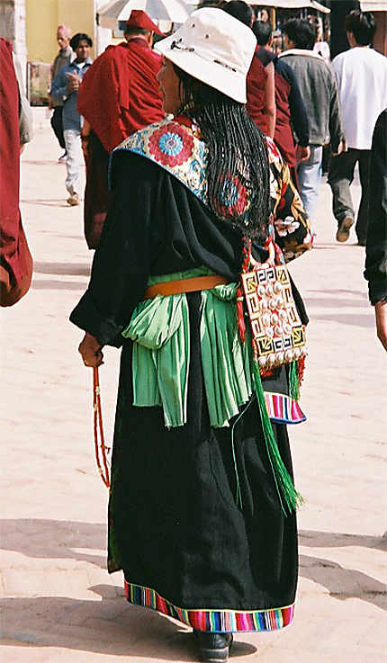 Femme tibetaine de dos