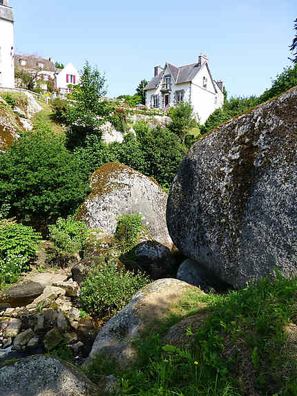 Rochers aussi gros que la maison