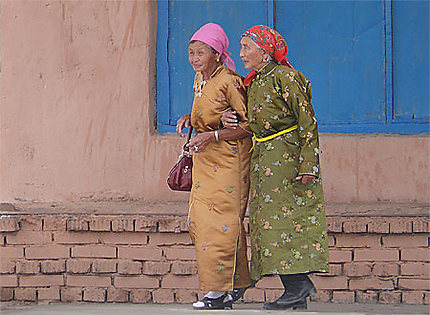 Deux femmes en costume traditionnel
