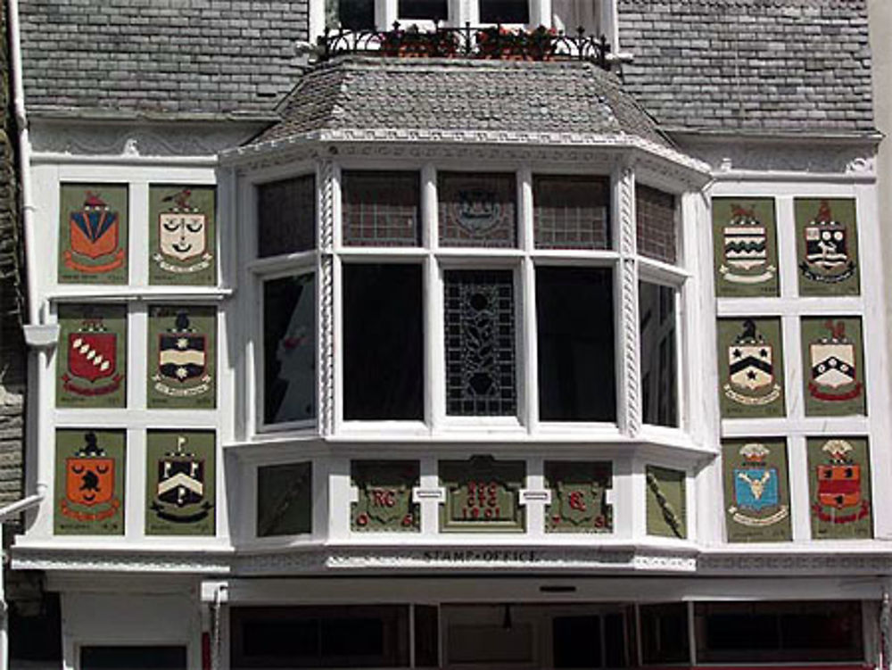 Dartmouth - Façades aux écussons