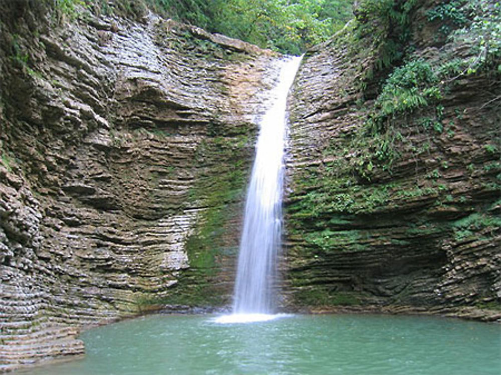 Chute d'eau dans la république Adighée