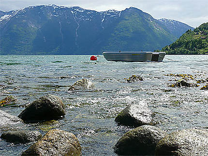 Petite embarcation au milieu de l'immensité des fjords