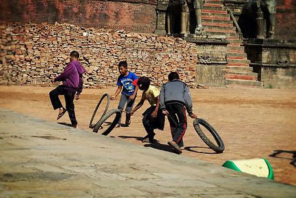 Enfants jouants au "cerceau" à Kathmandou