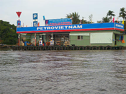 Station d'essence flottante