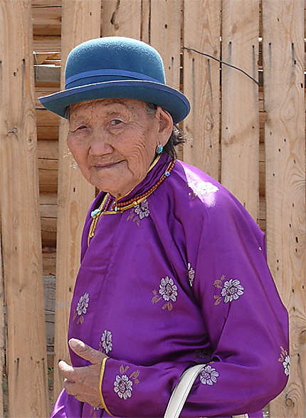 Femme en costume traditionnel