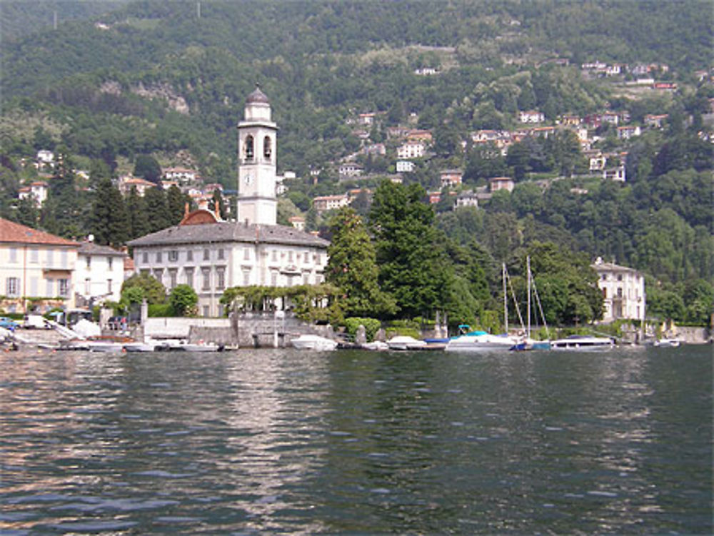 Une Eglise au pied du Lac