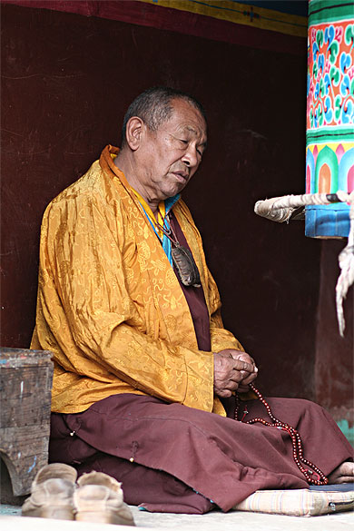Moine en prière à Chhuthawa Moine en prière à Chhuthawa