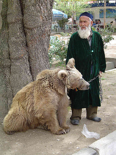 Montreur d'ours devant l'Hotel Tadjikistan Montreur d'ours devant l'Hotel Tadjikistan