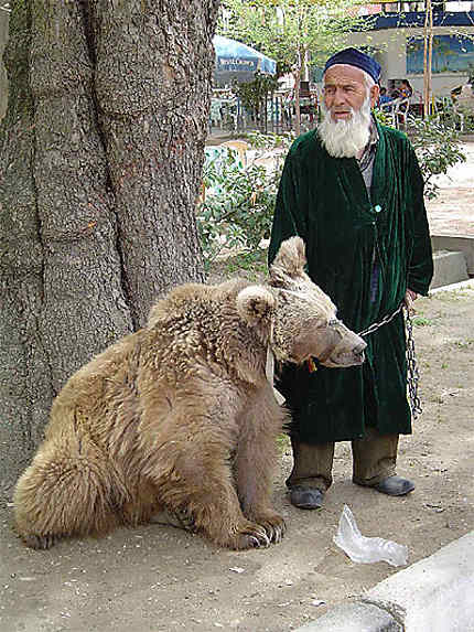 Montreur d'ours devant l'Hotel Tadjikistan