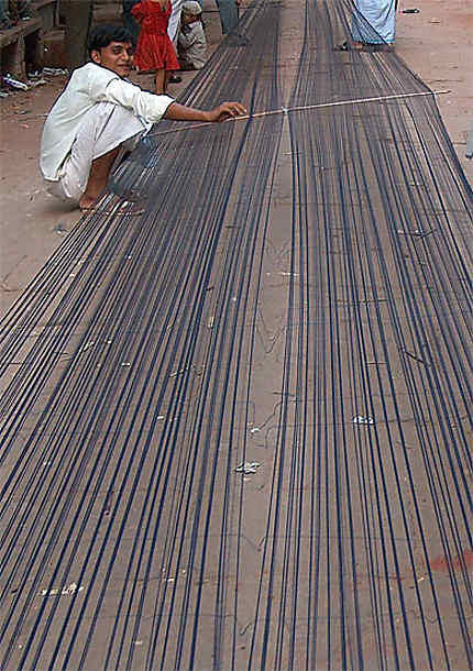 La fabrication de la soie, dans les rues de Benares