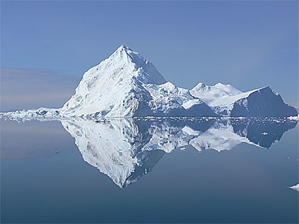Montagne de glace - un iceberg au Groenland