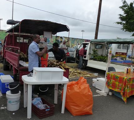 Jus de canne à sucre sur le marché à Sainte-Anne