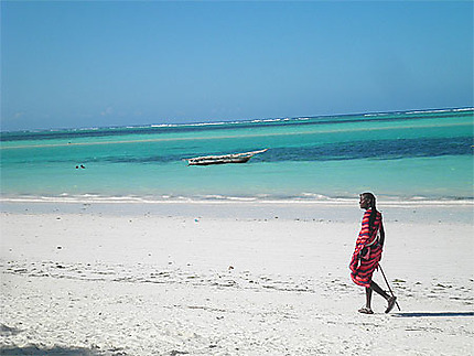 Masaï se promenant sur la plage
