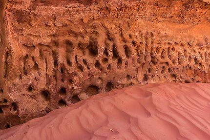 Canyon Ouan Naguen - Roche sculptée et sable rouge