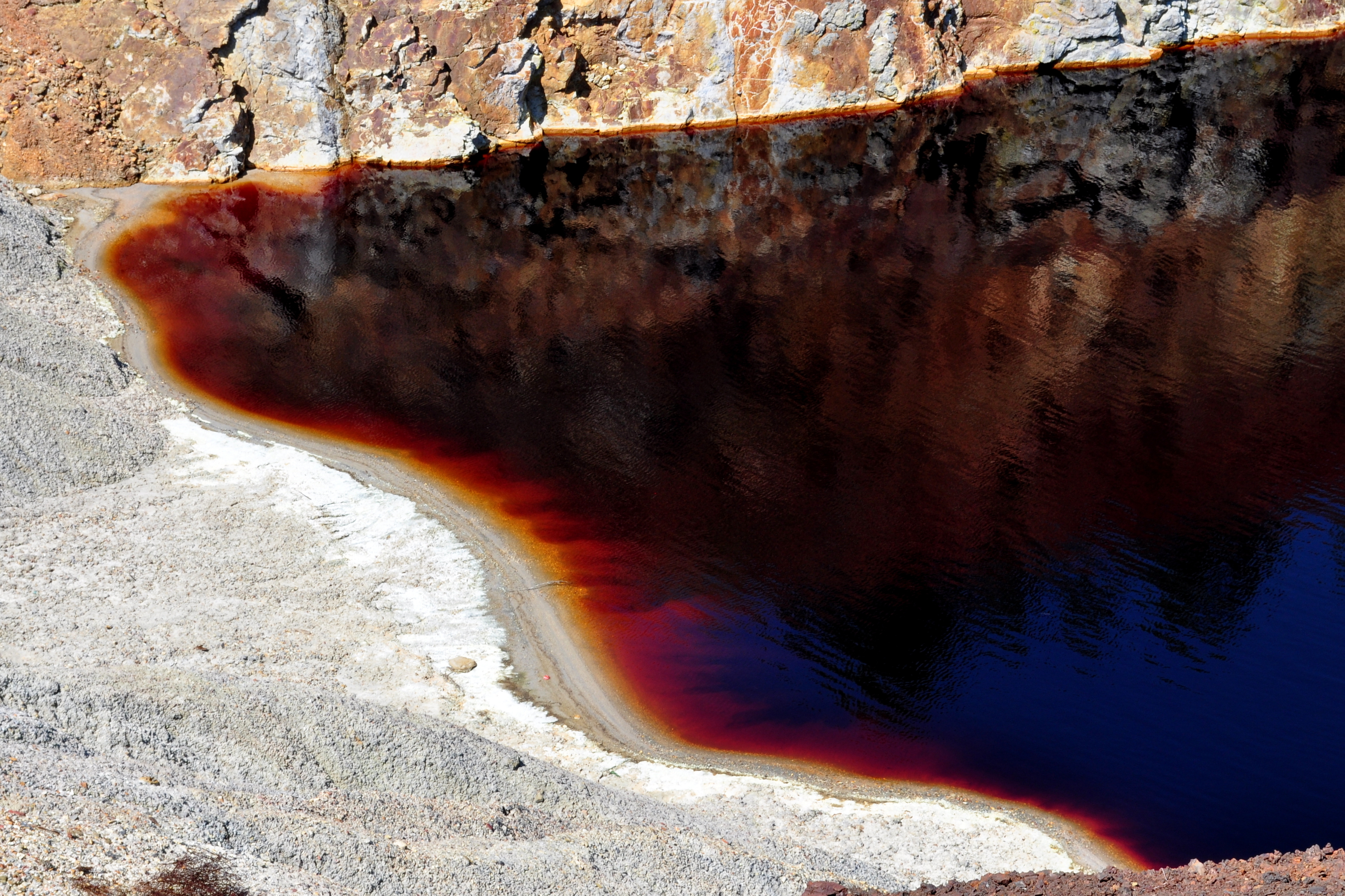 Le lac de la mine de cuivre