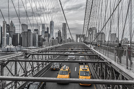 Taxis jaunes sous le pont de Brooklyn