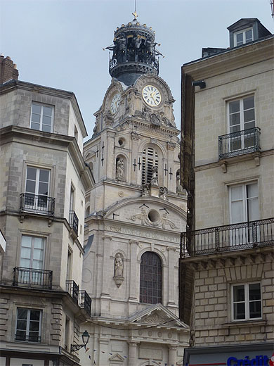 L'église Sainte-Croix L'église Sainte-Croix