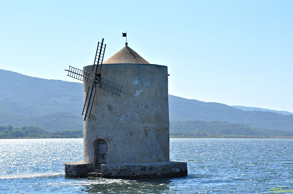 Moulin les pieds dans l'eau à Orbetello