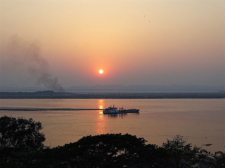Coucher de soleil sur le fleuve Irrawaddy à Mandalay, Birmanie