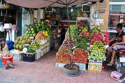Étalage de fruits à Saïgon