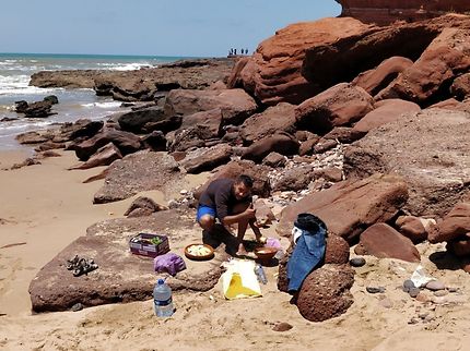 Préparation du couscous sur la plage de Legzira